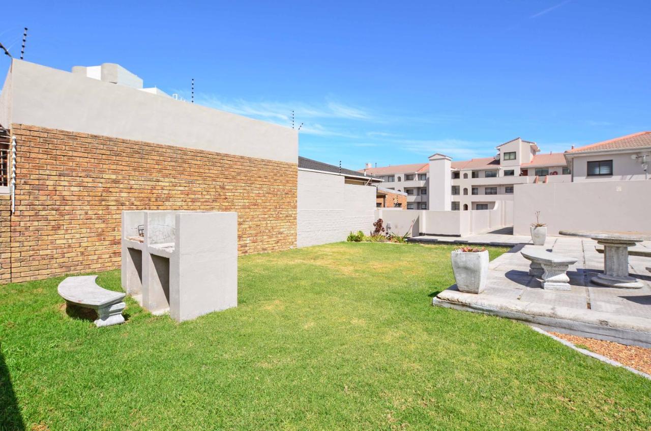 Sea Breeze Apartments Bloubergstrand Exteriör bild